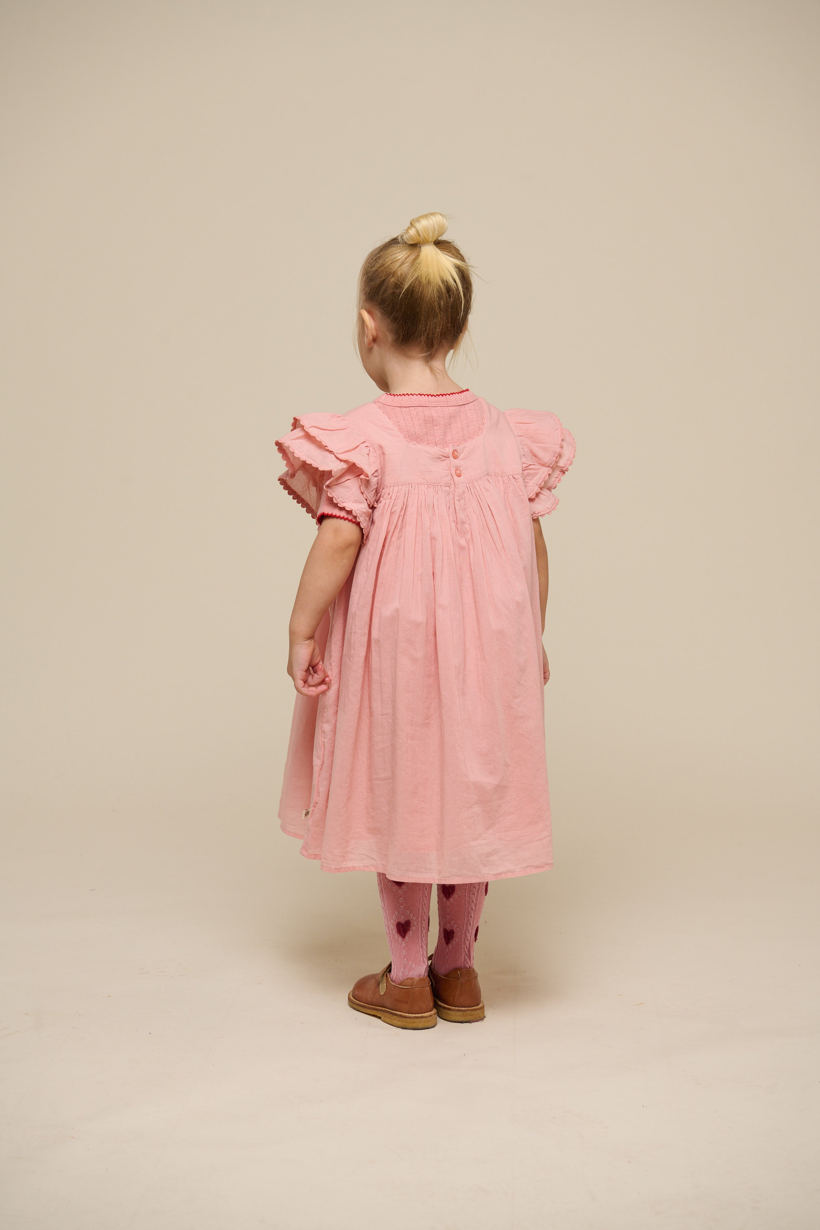 Baumwollkleid mit Zick Zack Rüsche - Kids - Rose Tan | 101034 Alma
