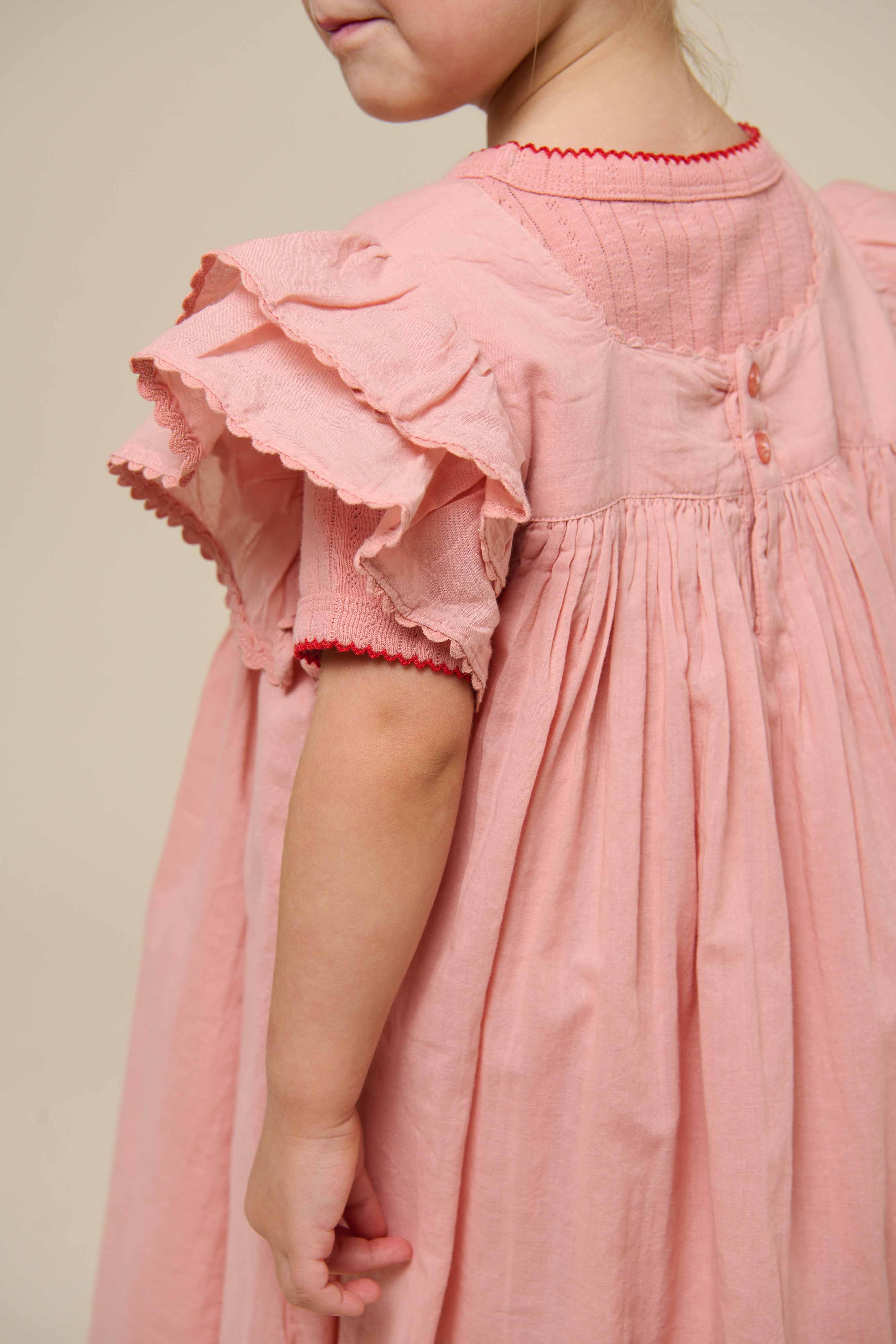 Baumwollkleid mit Zick Zack Rüsche - Kids - Rose Tan | 101034 Alma