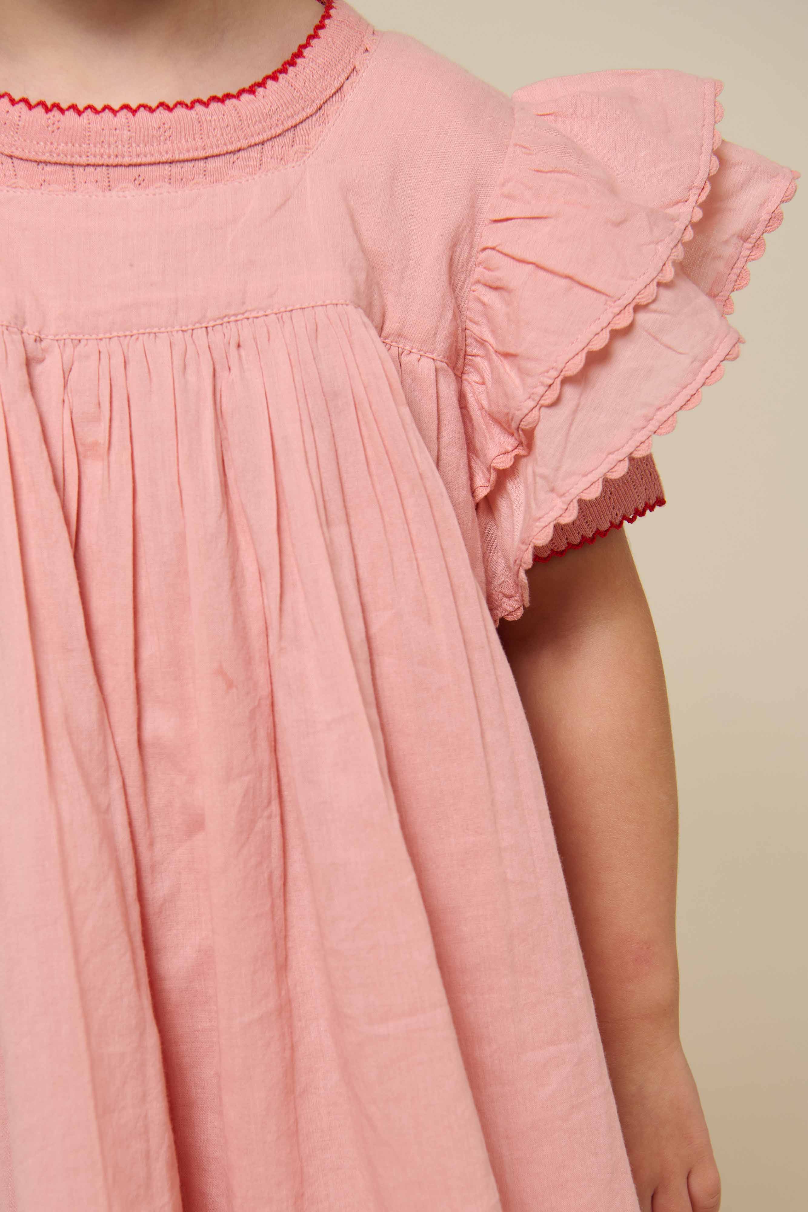 Baumwollkleid mit Zick Zack Rüsche - Kids - Rose Tan | 101034 Alma