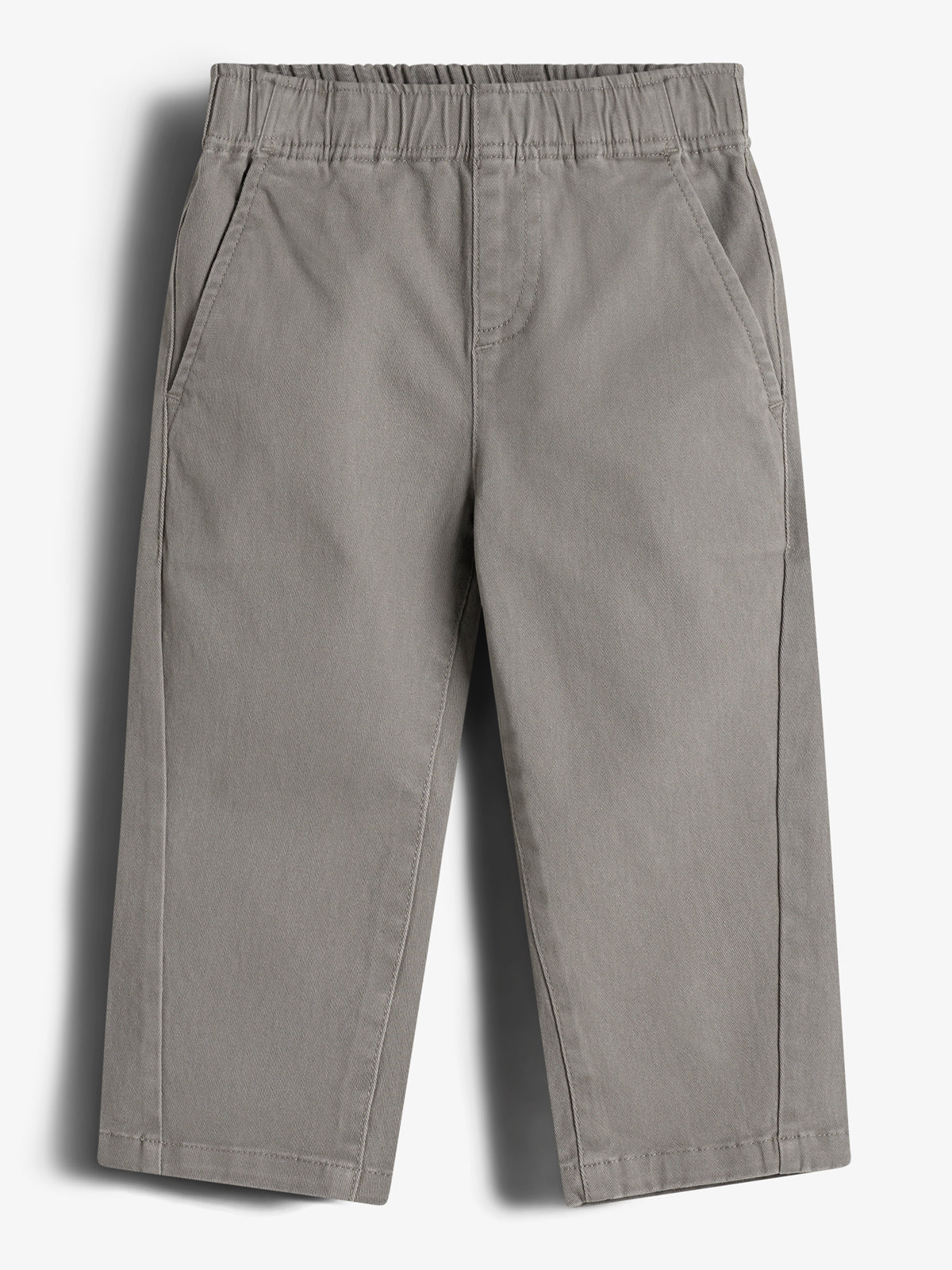 Graue Kinderhose mit elastischem Bund und Seitentaschen, hängt vor einem weißen Hintergrund. Der schlichte Schnitt und die neutrale Farbe passen zu vielen Gelegenheiten.