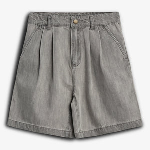 Graue Jeansshorts liegen flach auf einem weißen Hintergrund. Sie haben Gürtelschlaufen, einen vorderen Knopfverschluss und Falten oberhalb der Oberschenkel. Keine Textelemente vorhanden.