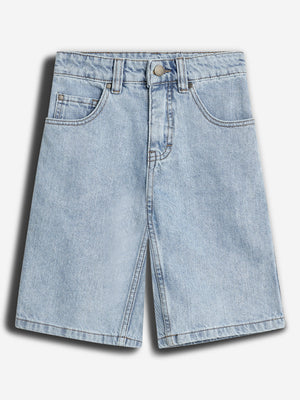 Jeans-Shorts aus hellem Denim mit fünf Taschen und einem Knopfverschluss, auf einem weißen Hintergrund liegend.
