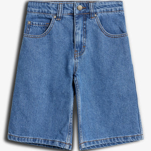 Jeansshorts in hellem Blau hängen flach. Sie haben einen Knopf- und Reißverschluss, Gürtelschlaufen und fünf Taschen. Der Hintergrund ist schlicht und neutral, was den Fokus auf die Shorts lenkt.