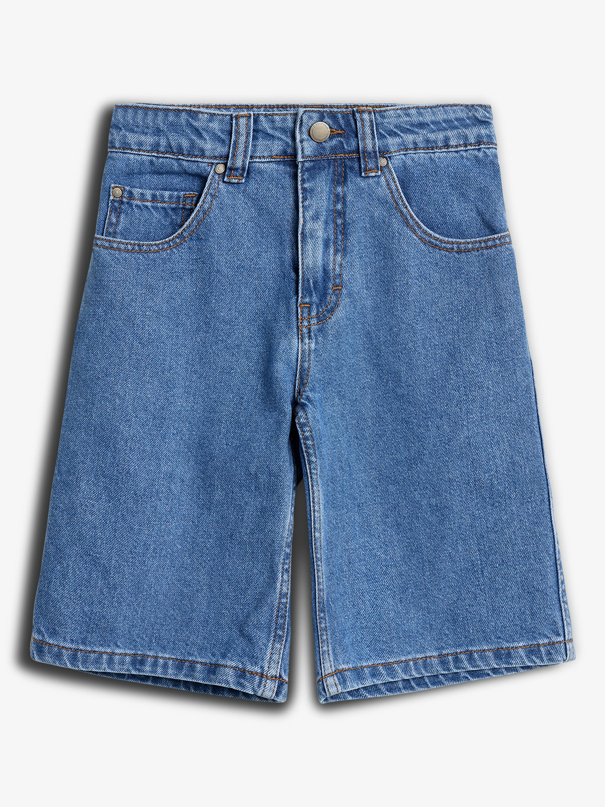 Jeansshorts liegen flach ausgebreitet, mit sichtbaren Nähten und Metallknopf. Sie befinden sich auf einem neutralen Hintergrund.