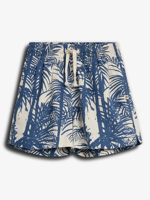Kurze, beige-blaue Shorts mit Palmenmuster, ruhend, vor einem weißen Hintergrund. Ein Kordelzug befindet sich am elastischen Bund; oben links ist ein kleines Logo-Tag sichtbar.