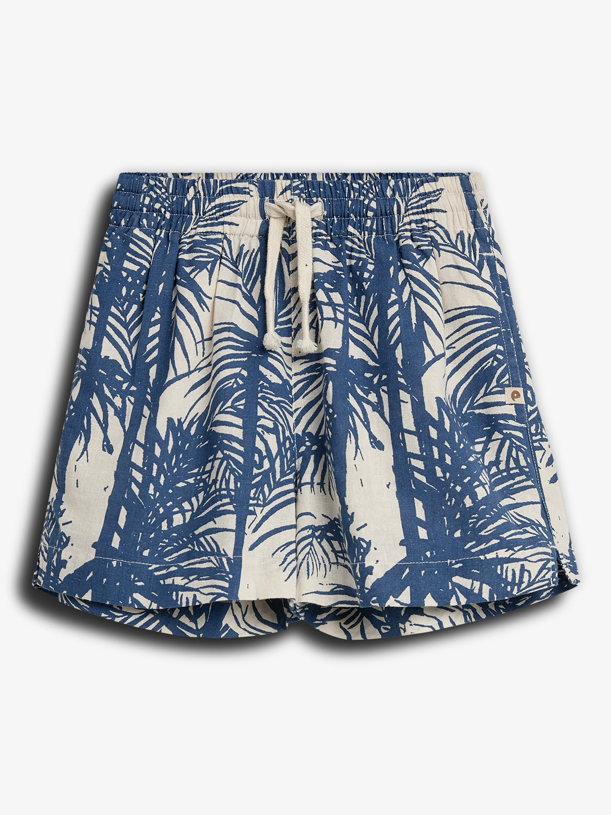 Kurze, beige-blaue Shorts mit Palmenmuster, ruhend, vor einem weißen Hintergrund. Ein Kordelzug befindet sich am elastischen Bund; oben links ist ein kleines Logo-Tag sichtbar.