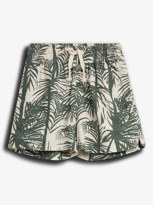 Shorts mit Palmenmuster in Grün und Beige, besitzen einen elastischen Bund mit Kordelzug. Sie liegen auf einem einfarbigen Hintergrund.