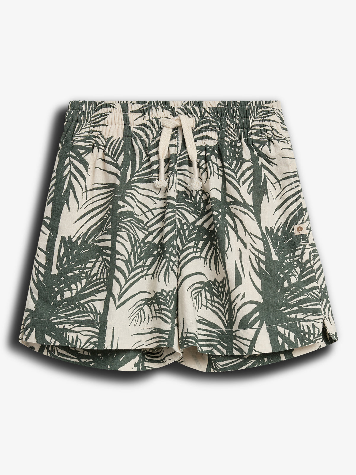 Shorts mit Palmenmuster in Grün und Beige, besitzen einen elastischen Bund mit Kordelzug. Sie liegen auf einem einfarbigen Hintergrund.