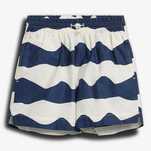 Kurze Hose mit blauen und weißen Wellenstreifen liegt flach auf einem weißen Hintergrund. Ein elastischer Bund mit Kordelzug verleiht Funktionalität und Komfort.