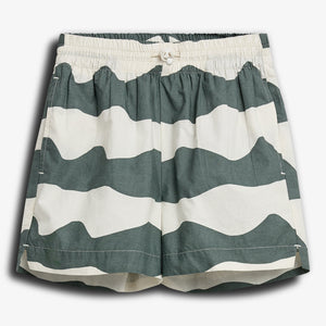 Kurze Hose mit breiten, horizontalen, gewellten Streifen in Dunkelgrün und Weiß. Sie liegt flach auf einem hellgrauen Hintergrund und hat einen elastischen Bund mit Kordelzug.
