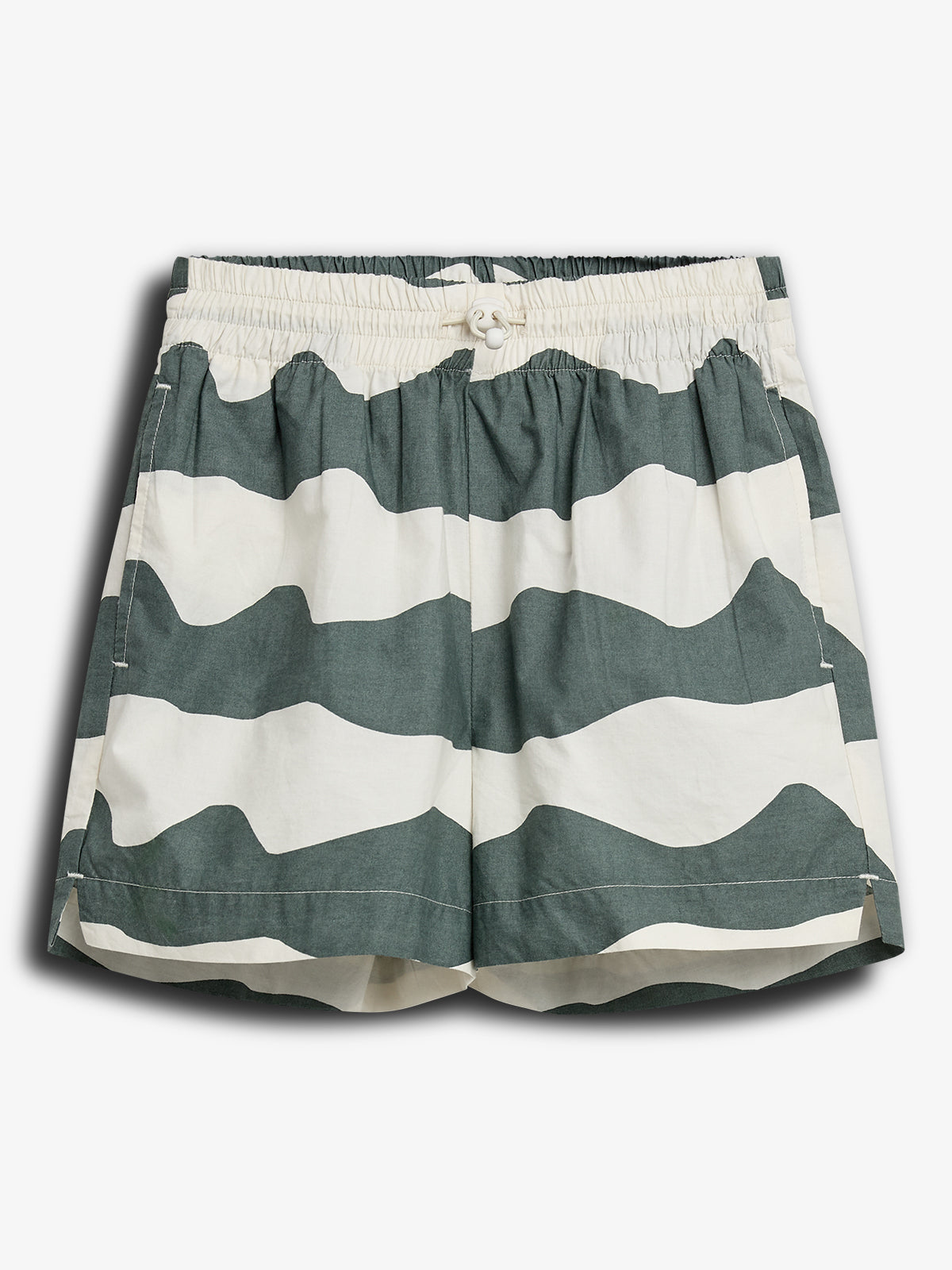 Kurze Hose mit breiten, horizontalen, gewellten Streifen in Dunkelgrün und Weiß. Sie liegt flach auf einem hellgrauen Hintergrund und hat einen elastischen Bund mit Kordelzug.