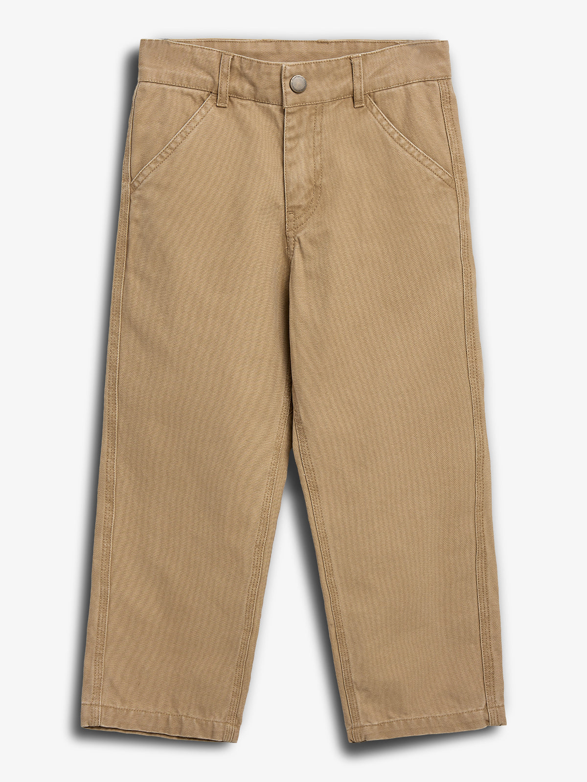 Beige Hose liegt flach auf einer weißen Oberfläche. Sie hat zwei Fronttaschen, Gürtelschlaufen und einen Knopfverschluss. Die Struktur ist körperlich robust und stilistisch vielseitig.