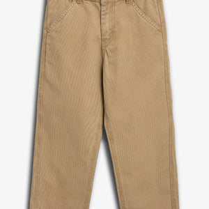 Beige Hose liegt flach auf weißem Hintergrund. Sie hat Taschen, Gürtelschlaufen und einen Knopfverschluss. Die Hose ist schlicht und zeigt keine weiteren dekorativen Elemente.
