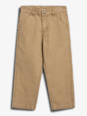Beige Hose liegt flach auf weißem Hintergrund. Sie hat Taschen, Gürtelschlaufen und einen Knopfverschluss. Die Hose ist schlicht und zeigt keine weiteren dekorativen Elemente.