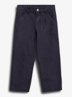 Eine dunkelblaue Hose liegt flach auf weißem Hintergrund. Sie hat Gürtelschlaufen, Seitentaschen und einen silbernen Knopfverschluss. Die Hosenbeine sind gerade geschnitten.
