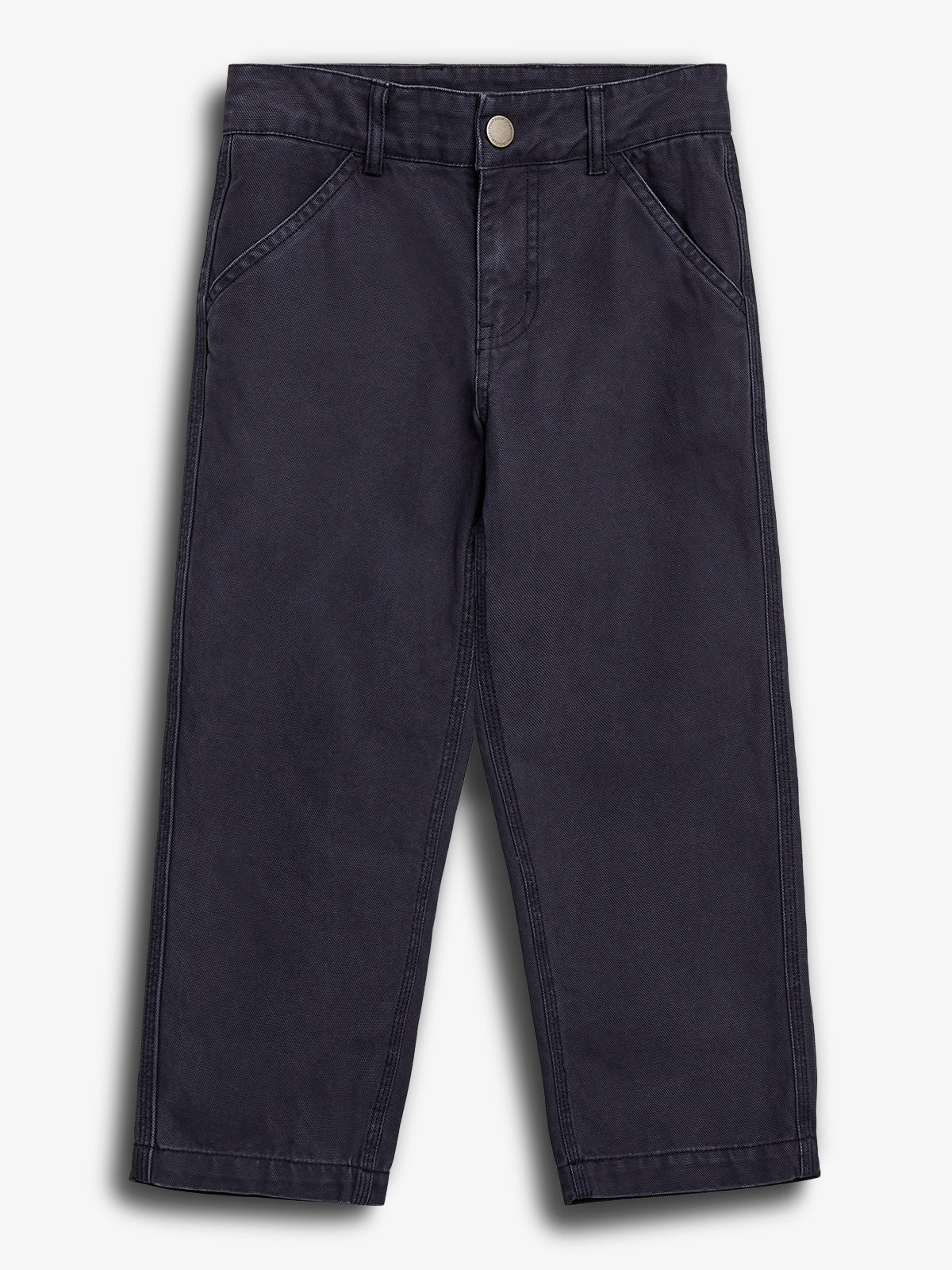 Eine dunkelblaue Hose liegt flach auf weißem Hintergrund. Sie hat Gürtelschlaufen, Seitentaschen und einen silbernen Knopfverschluss. Die Hosenbeine sind gerade geschnitten.