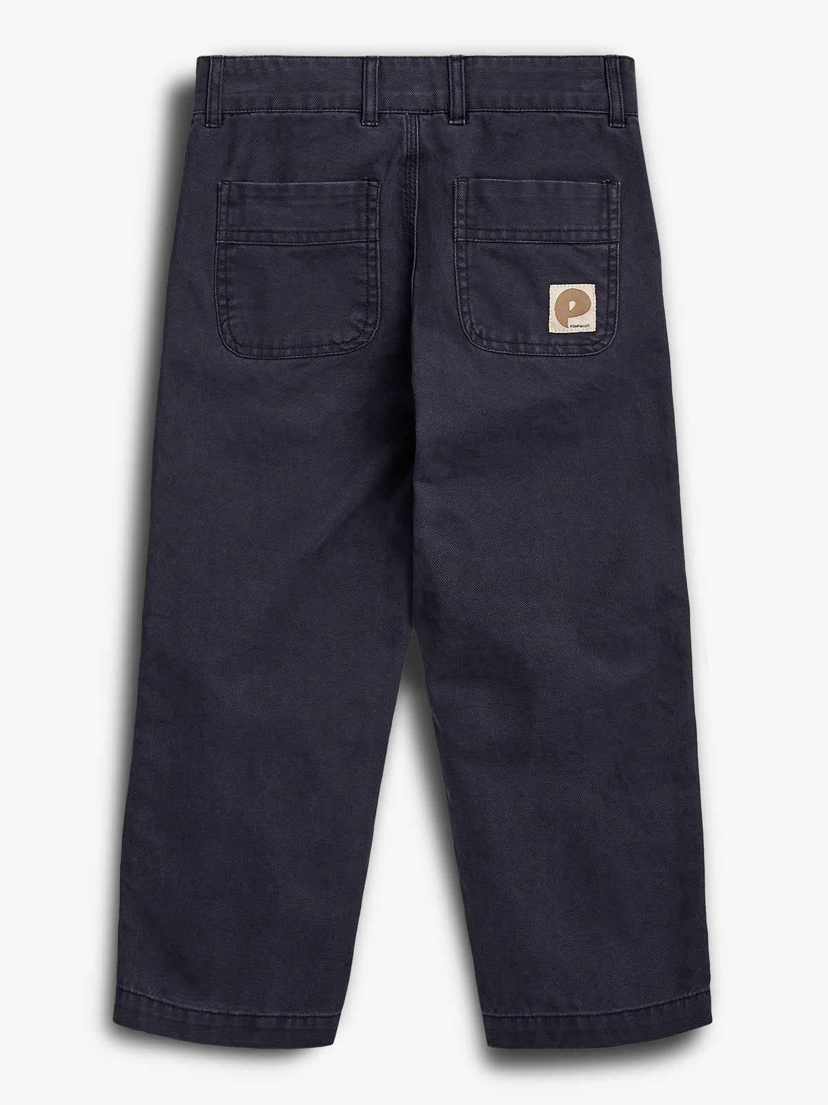 Dunkelblaue Hose mit zwei Gesäßtaschen, eine mit einem quadratischen Logo-Etikett "p powers". Die Hose ist auf einer einfarbigen, neutralen Fläche ausgebreitet.