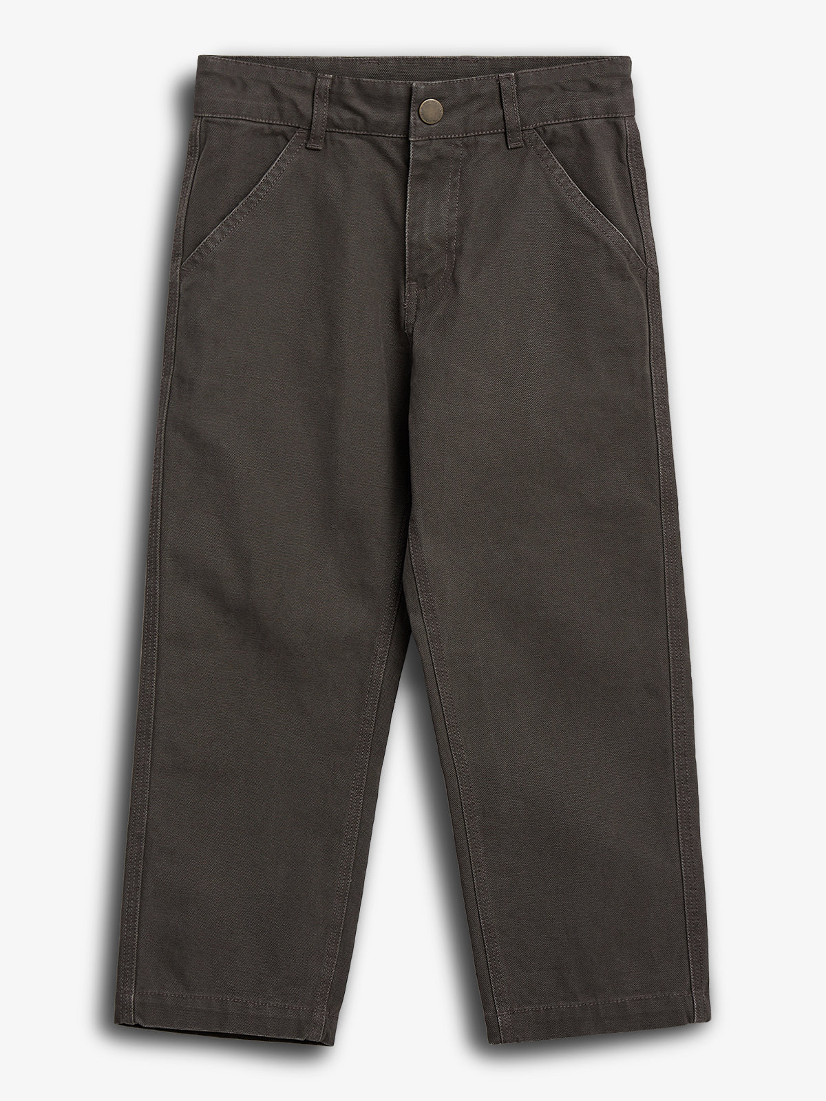 Eine braune Hose liegt flach auf einem weißen Hintergrund. Die Hose hat einen Knopfverschluss, Gürtelschlaufen und seitliche Taschen.