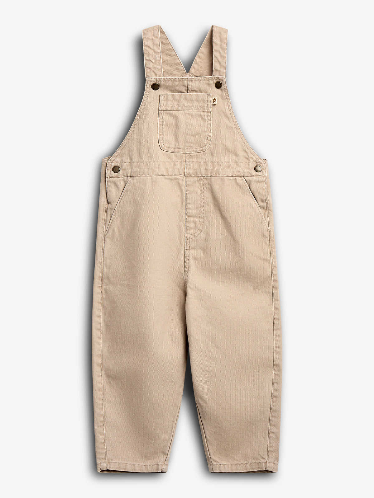 Latzhose in Beige liegt flach auf weißem Hintergrund. Sie hat verstellbare Träger, Seitentaschen und eine kleine Brusttasche. Kontextlos dargestellt, ohne erkennbare Marken oder Text.