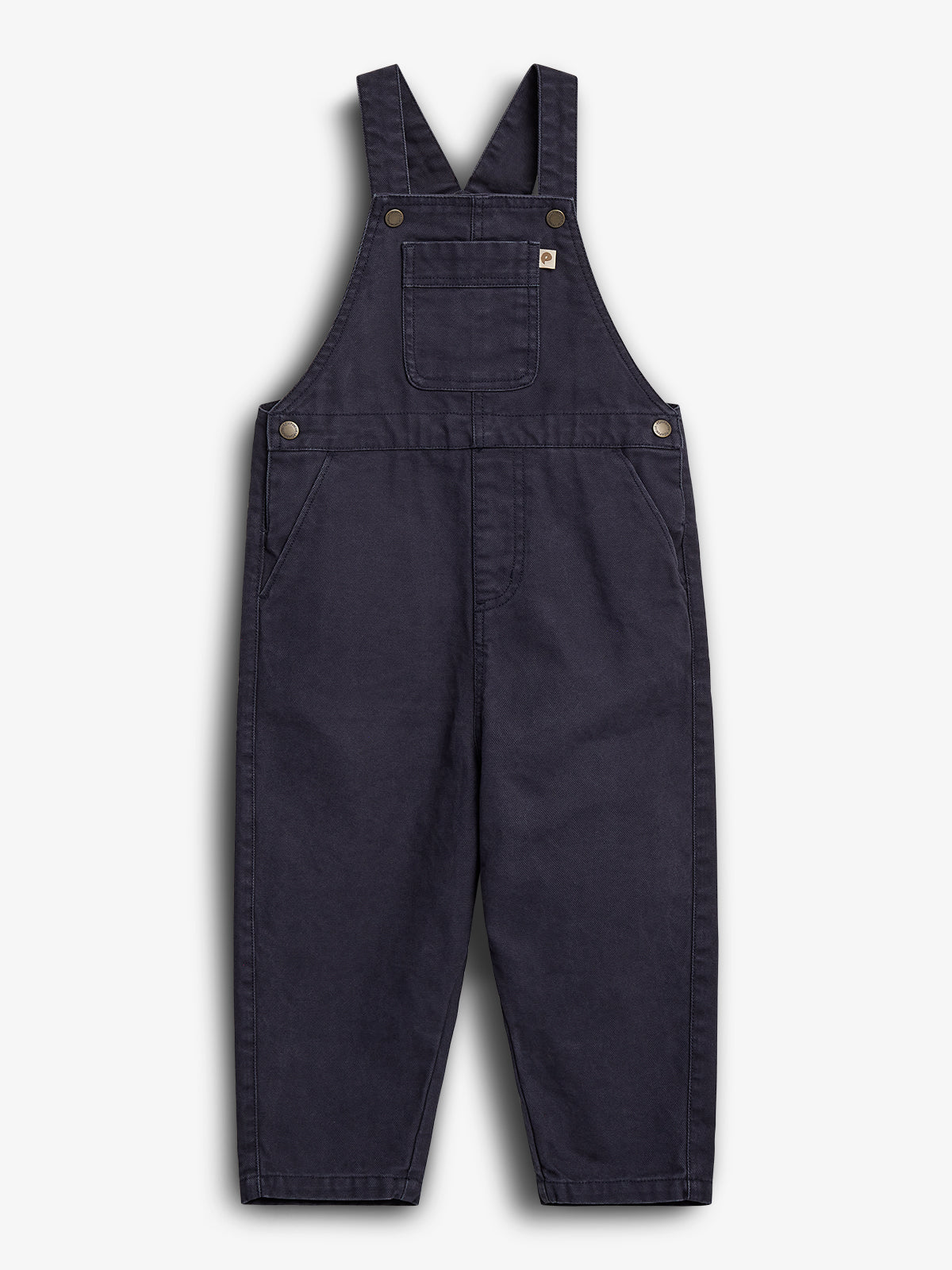 Dunkelblaue Latzhose liegt flach da. Sie hat verstellbare Träger, eine Brusttasche und seitliche Taschen. Der Hintergrund ist einfarbig weiß.