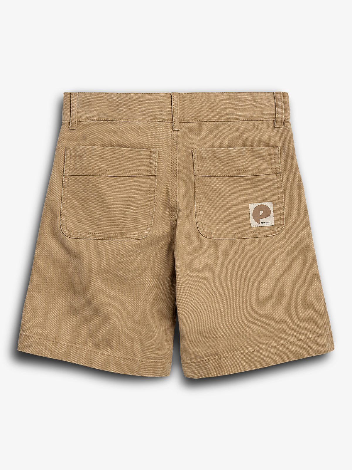 Beige Shorts mit zwei aufgenähten Gesäßtaschen und einem Logo-Patch. Der Stoff wirkt robust. Die Shorts liegen auf einem schlichten, weißen Hintergrund.