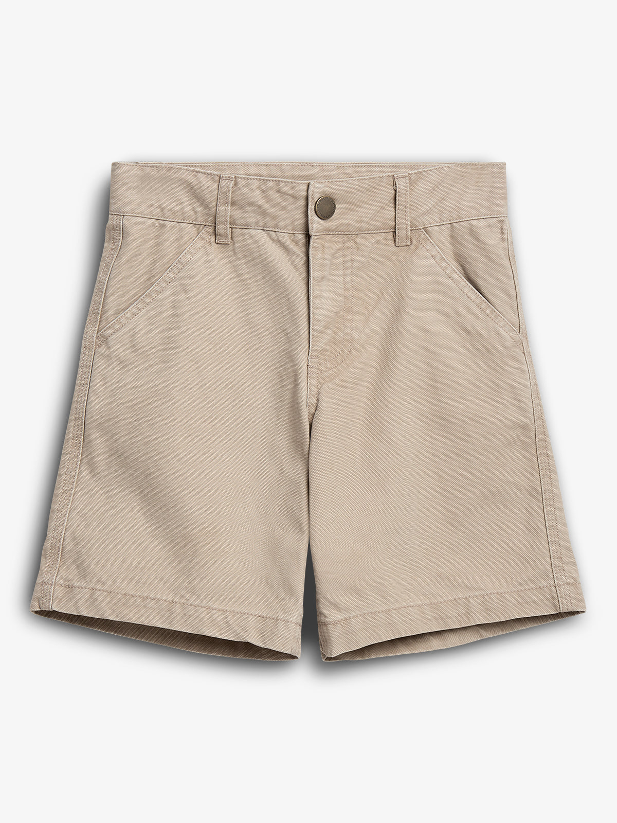 Beige Shorts in kniehoher Länge mit Taschen und Gürtelschlaufen liegen flach auf einem hellen Hintergrund.