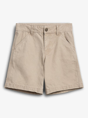 Beige Shorts mit Knopfverschluss liegen auf einem weißen Hintergrund. Sie haben Gürtelschlaufen und seitliche Taschen. Die Nähte sind deutlich sichtbar und verleihen der Shorts Struktur.