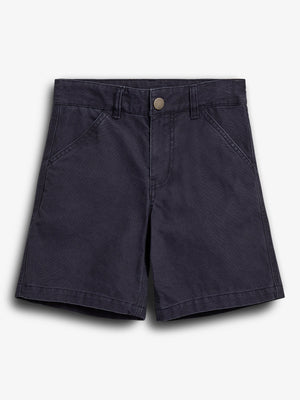 Dunkelblaue Shorts liegen flach auf einer weißen Oberfläche, mit einem Metallknopf und Gürtelschlaufen. Drei sichtbare Taschen sind vorhanden. Die Umgebung ist schlicht ohne zusätzliche Elemente.
