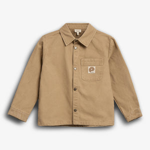 Beige Jacke mit Knöpfen vorne, auf einer neutralen Oberfläche präsentiert. Eine Brusttasche trägt ein Etikett mit einem „P“ und dem Wort „People“.