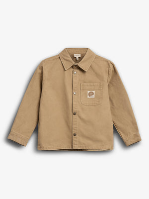 Beige Jacke mit Knöpfen vorne, auf einer neutralen Oberfläche präsentiert. Eine Brusttasche trägt ein Etikett mit einem „P“ und dem Wort „People“.