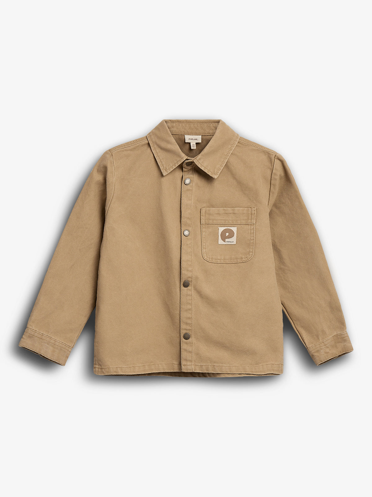 Eine beige Jacke mit Knopfleiste, Hemdkragen und einer Brusttasche mit einem aufgenähten Logo. Das Logo zeigt einen stilisierten Buchstaben "P". Der Hintergrund ist einheitlich weiß.