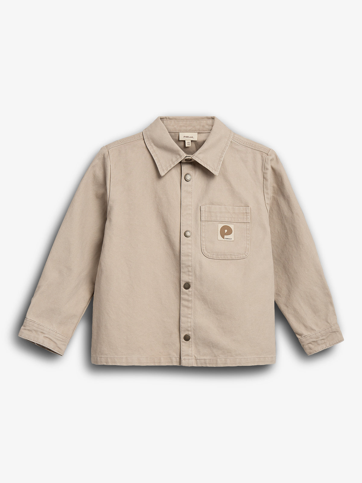Beige Hemdjacke mit Knopfleiste und Kragen, Taschenlogo links. Im Studio auf neutralem weißem Hintergrund fotografiert. Text im Label: "Polarn O. Pyret".