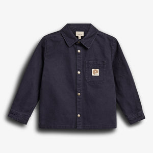 Dunkelblaue Jacke mit Knöpfen, besitzt eine Brusttasche mit braunem Logo "P", hängt flach vor weißem Hintergrund. Ein Etikett zeigt "PANELAGE".