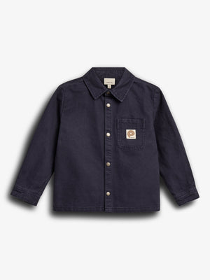 Dunkelblaue Jacke mit Knöpfen, besitzt eine Brusttasche mit braunem Logo "P", hängt flach vor weißem Hintergrund. Ein Etikett zeigt "PANELAGE".