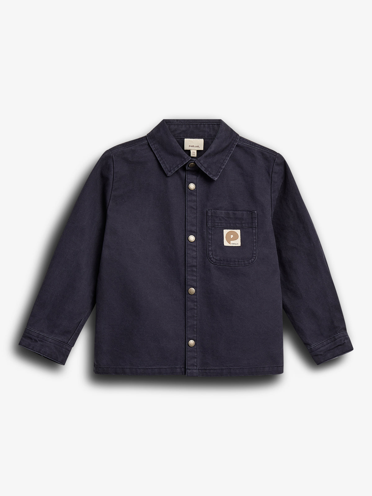 Dunkelblaue Jacke mit Knöpfen, besitzt eine Brusttasche mit braunem Logo "P", hängt flach vor weißem Hintergrund. Ein Etikett zeigt "PANELAGE".