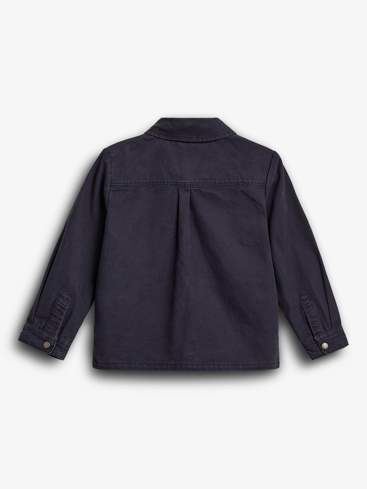 Eine dunkelblaue Jacke liegt ausgebreitet, zeigt die Rückseite. Sie hat lange Ärmel mit Knopfmanschetten. Der Hintergrund ist einfarbig weiß.