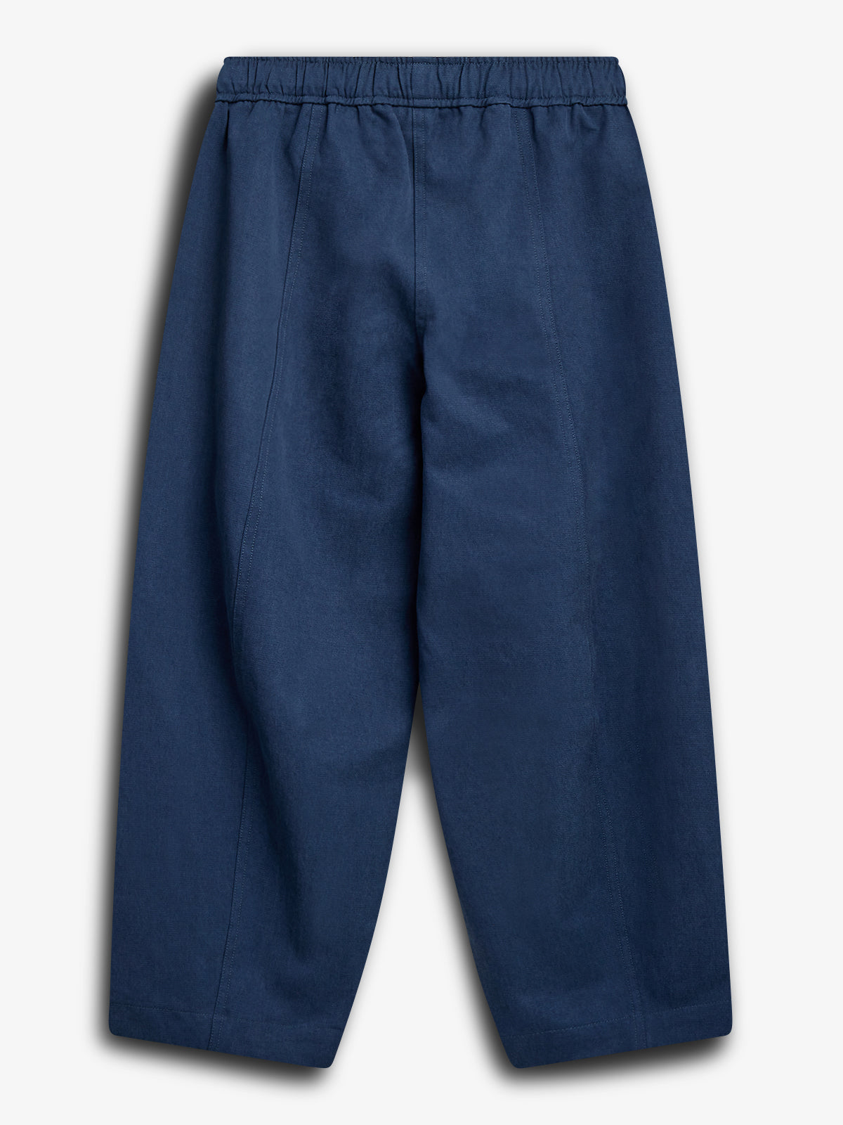 Dunkelblaue Hose mit elastischem Bund und weitem Schnitt in neutralem Hintergrund präsentiert.