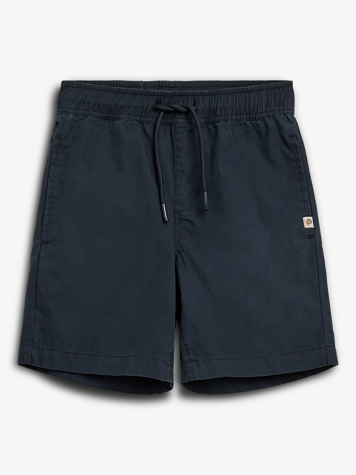Kurze, dunkelblaue Shorts mit elastischem Bund und Kordelzug hängt ungetragen in neutralem Raum. Ein kleines Logo-Etikett ist seitlich angebracht.