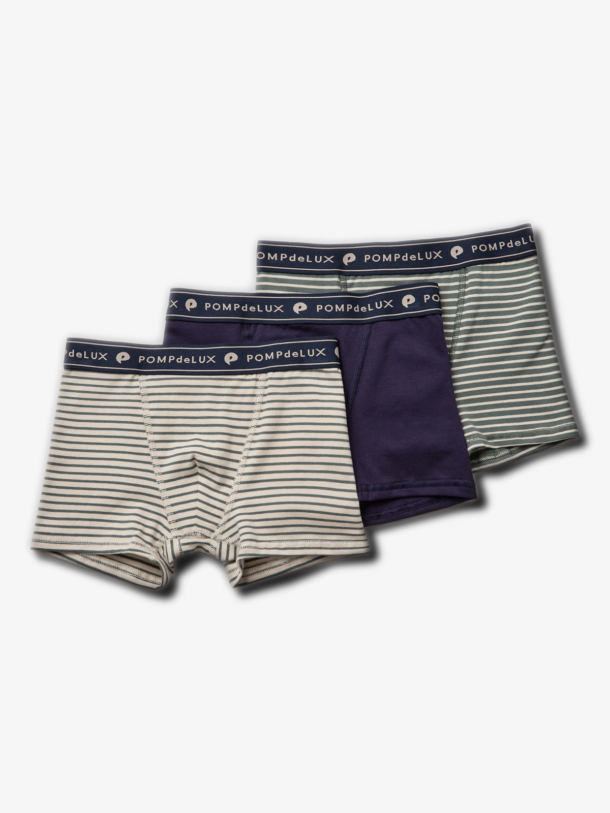 Drei Paar Boxershorts, zwei gestreift und eins einfarbig dunkelblau, liegen übereinander. Der Bund zeigt den Text "POMPdeLUX". Sie befinden sich auf einem neutralen Hintergrund.