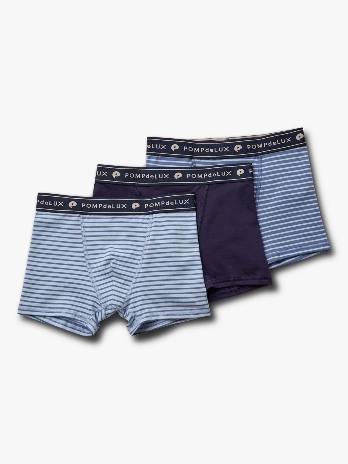 Drei Paar Boxershorts in verschiedenen Blautönen liegen nebeneinander. Zwei sind gestreift, eine ist einfarbig dunkelblau. Der Bund trägt die Aufschrift: "POMPdeLUX".