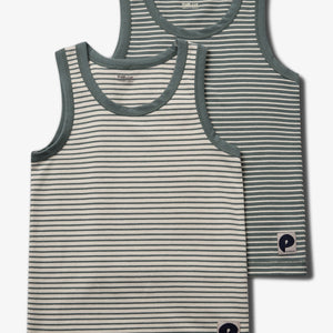 Zwei gestreifte Tanktops, übereinander liegend, in Grau- und Grüntönen mit dunklem Saum. Eine etikettierte Ecke trägt das „P“ Logo von „POMPdeLUX“. Text im Nackenbereich: "POMPdeLUX CPH-01 GERMANY."