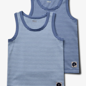 Zwei ärmellose, blau-weiß gestreifte Tanktops liegen übereinander auf weißem Hintergrund. Beide haben blaue Säume und unten ein kleines Logo mit einem "P". Text: "pompdelux" und "Organic Cotton".