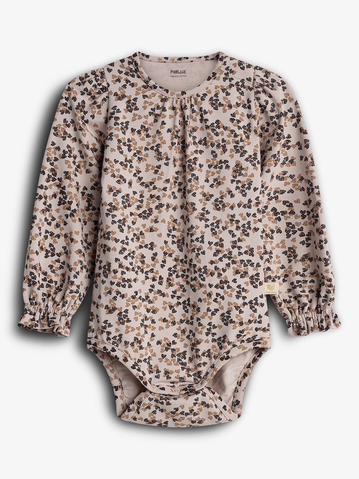 Ein Baby-Body mit langen Ärmeln zeigt ein gemustertes Design aus kleinen, dunklen Blüten. Im Nacken steht "POMPdeLUX Organic Cotton". Der Hintergrund ist einfarbig weiß.