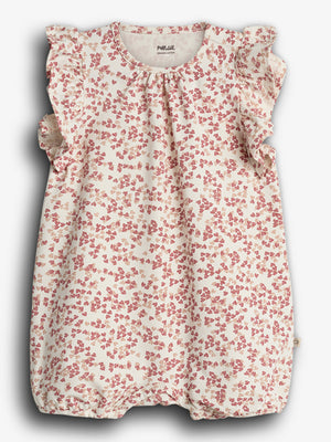 Ein Babystrampler mit rot-weißen Blümchenmuster, verziert mit Rüschen an Schultern und Ärmeln, auf weißem Hintergrund. Text auf dem Etikett: „Pehr LULI ORGANIC COTTON“.