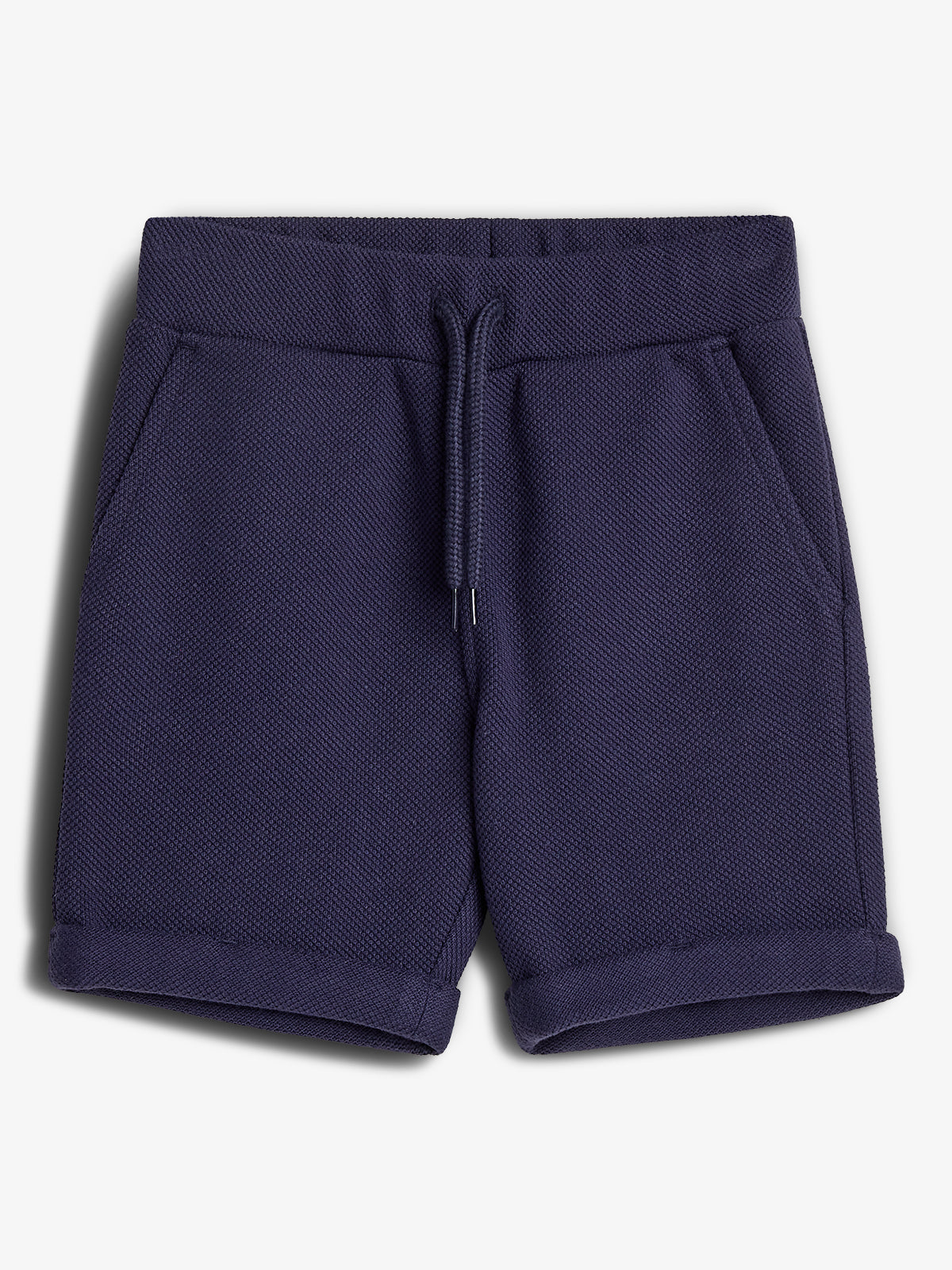 Dunkelblaue Shorts aus strukturiertem Stoff, liegen flach mit Kordelzug vorn, umgeben von einem weißen Hintergrund.