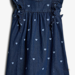 Ein blaues Kinderkleid mit Rüschenärmeln, dekoriert mit kleinen hellblauen Herzen, hängt vor einem weißen Hintergrund.