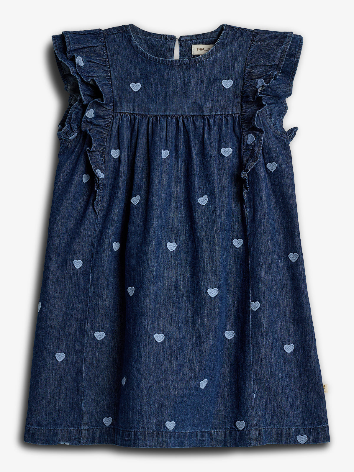 Ein blaues Kinderkleid mit Rüschenärmeln, dekoriert mit kleinen hellblauen Herzen, hängt vor einem weißen Hintergrund.