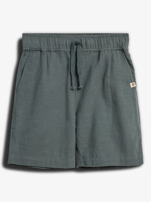 Kurze, dunkelgraue Shorts mit einem Kordelzug im elastischen Bund; Design mit seitlichen Taschen und einem kleinen rechteckigen Logo auf einem Etikett am Rand. Ruhend auf weißem Hintergrund.