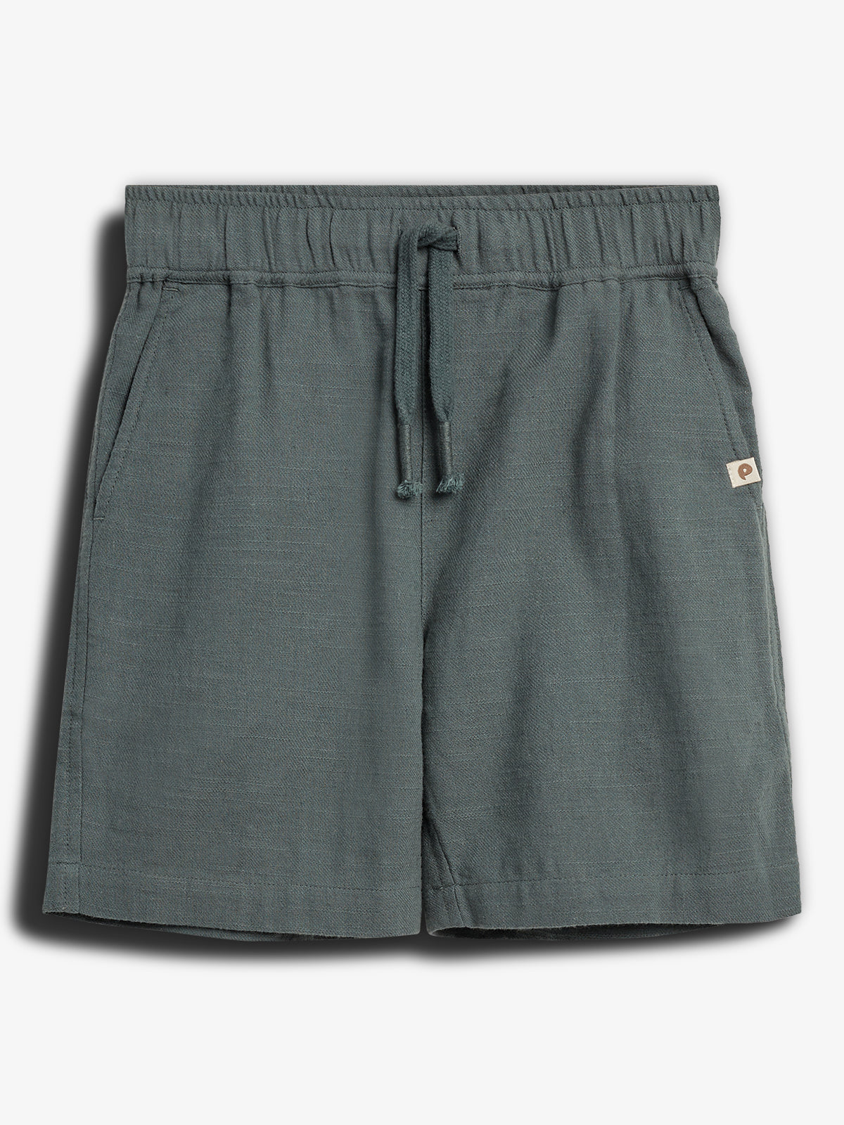 Kurze, dunkelgraue Shorts mit einem Kordelzug im elastischen Bund; Design mit seitlichen Taschen und einem kleinen rechteckigen Logo auf einem Etikett am Rand. Ruhend auf weißem Hintergrund.