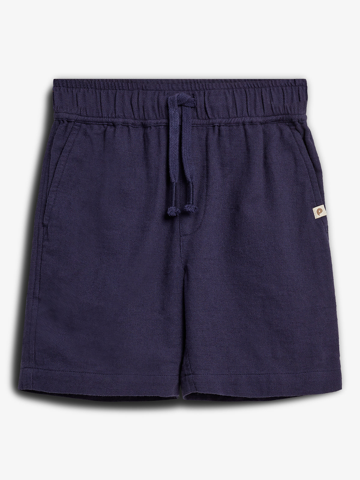 Dunkelblaue Shorts hängen ruhig, mit elastischem Bund und Kordelzug vorne. Seitentaschen sind sichtbar. Die Umgebung ist ein einfacher, weißer Hintergrund.